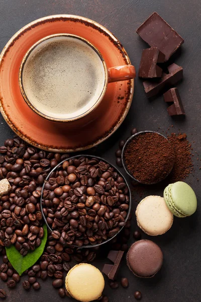 コーヒー カップ、豆、チョコレート — ストック写真
