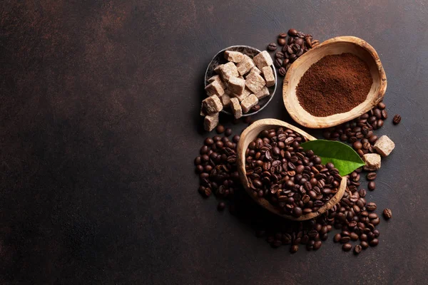 コーヒー豆と挽いた粉 — ストック写真