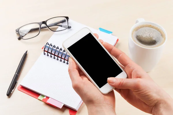 Manos femeninas con smartphone —  Fotos de Stock