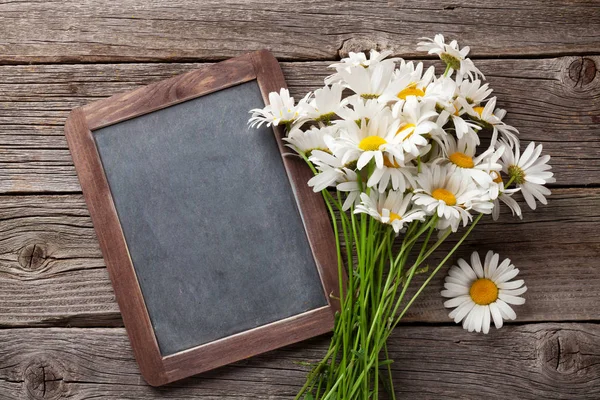 Blackboard e flores de camomila — Fotografia de Stock