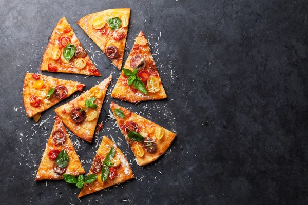 Кусочки домашней пиццы — стоковое фото