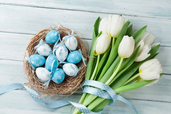 Ovos de Páscoa e tulipas brancas — Fotografia de Stock