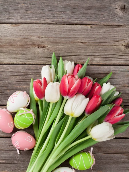 Ovos de Páscoa e tulipas coloridas — Fotografia de Stock