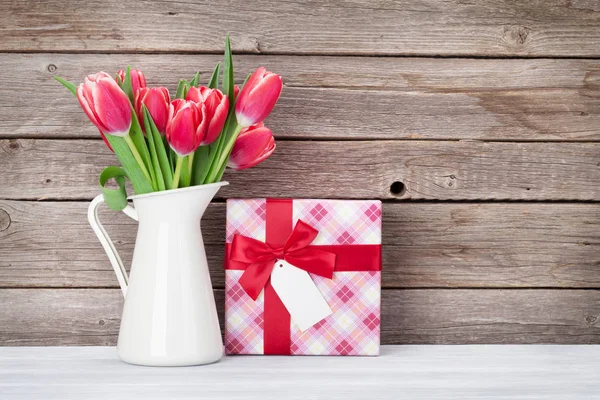Tulipes rouges et boîte cadeau — Photo