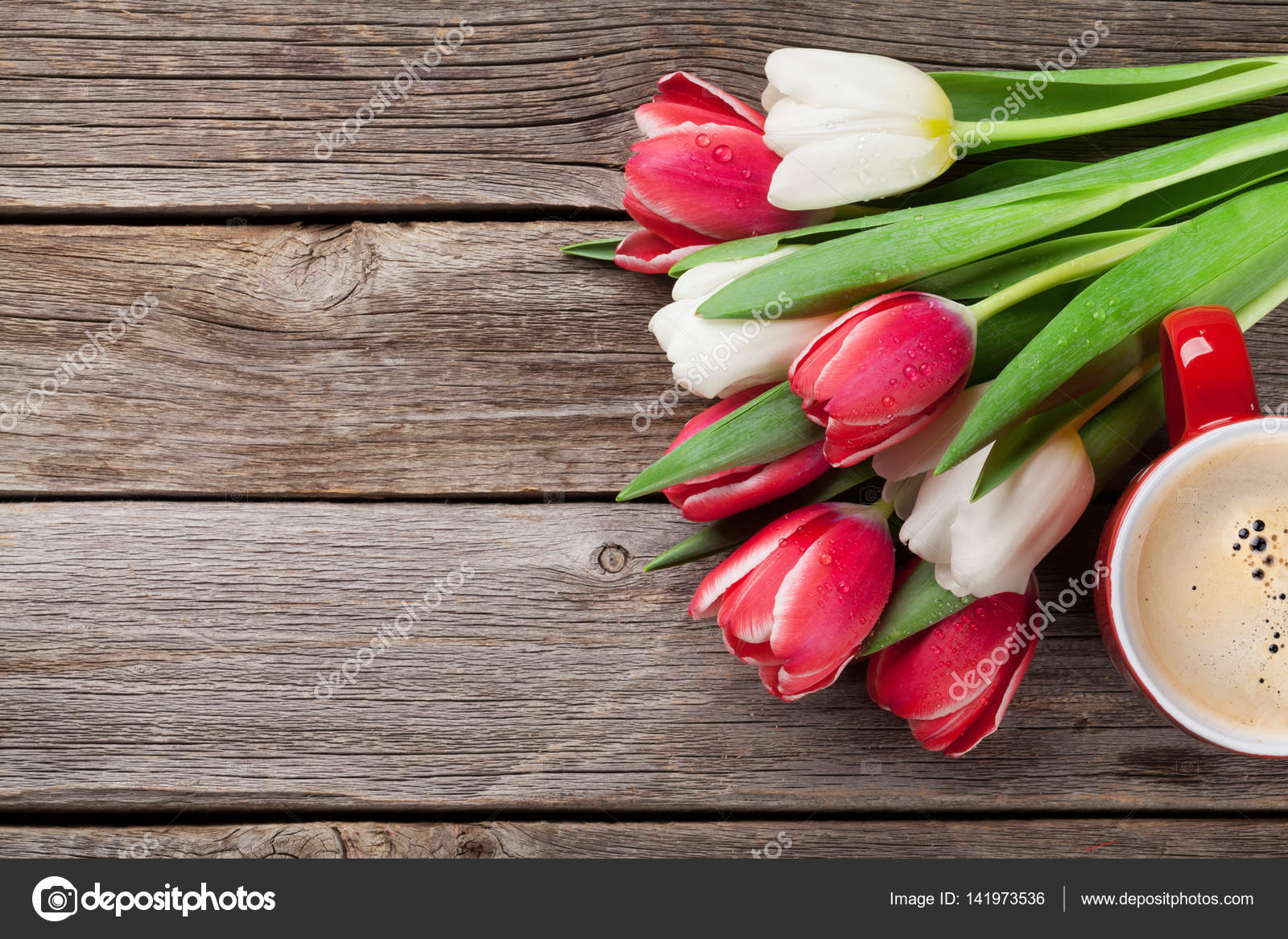 カラフルなチューリップの花束とコーヒー カップ ストック写真 C Karandaev