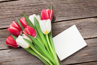 Kırmızı ve Beyaz Lale buketi ve boş tebrik kartı