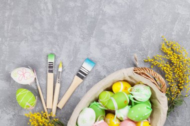 Renkli Paskalya yumurtaları ve fırçalar