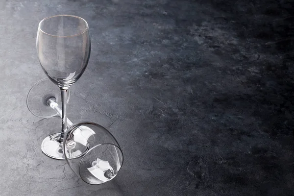 Wijnglazen op stenen tafel — Stockfoto