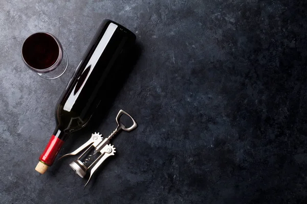 Sklenka na červené víno, vývrtka a láhev — Stock fotografie