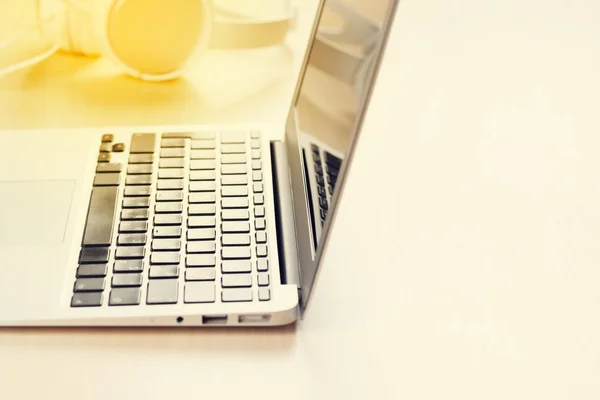 Ноутбук и наушники на рабочем столе — стоковое фото