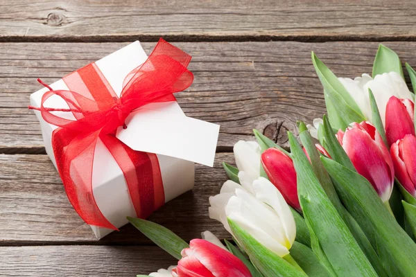 Färgglada tulpaner och presentförpackning — Stockfoto