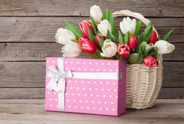 Kolorowe tulipany bukiet i gift box — Zdjęcie stockowe