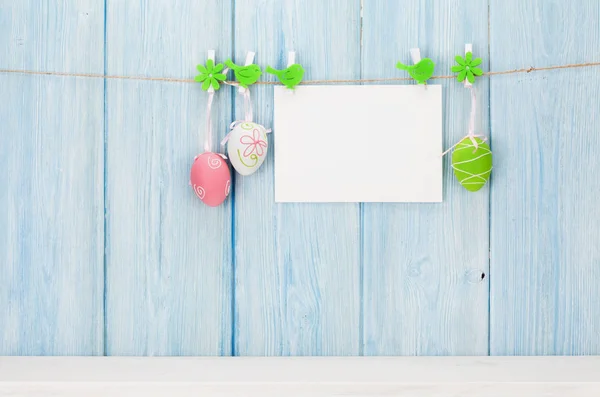 Coloridos huevos de Pascua y tarjeta de felicitación —  Fotos de Stock