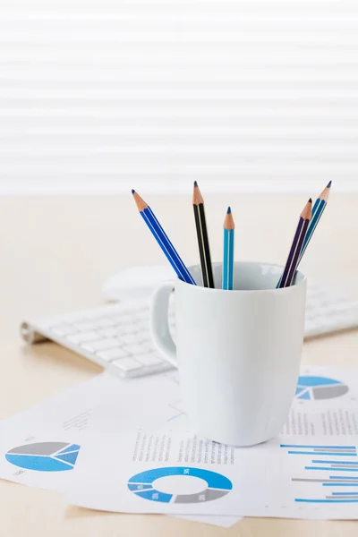 Escritório local de trabalho com suprimentos — Fotografia de Stock