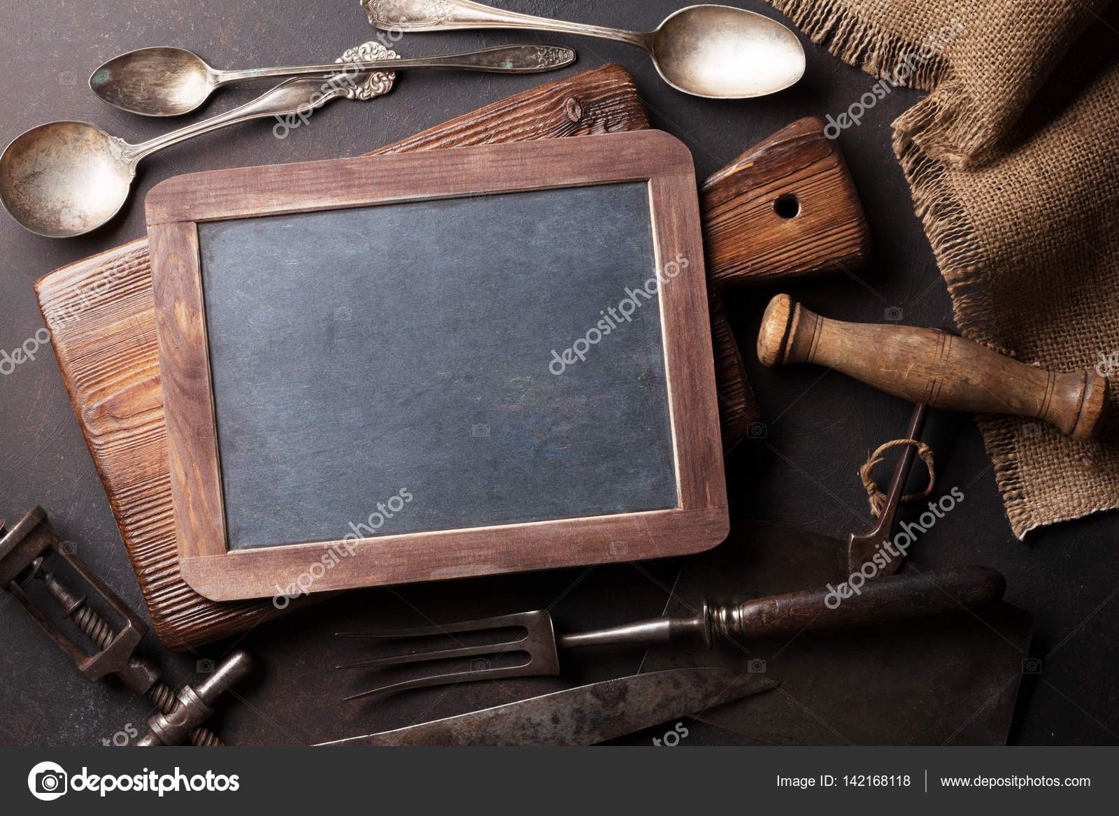 Vecchi utensili da cucina dell\'annata — Foto Stock © karandaev ... Vecchi utensili da cucina dell\'annata — Foto Stock © karandaev ...