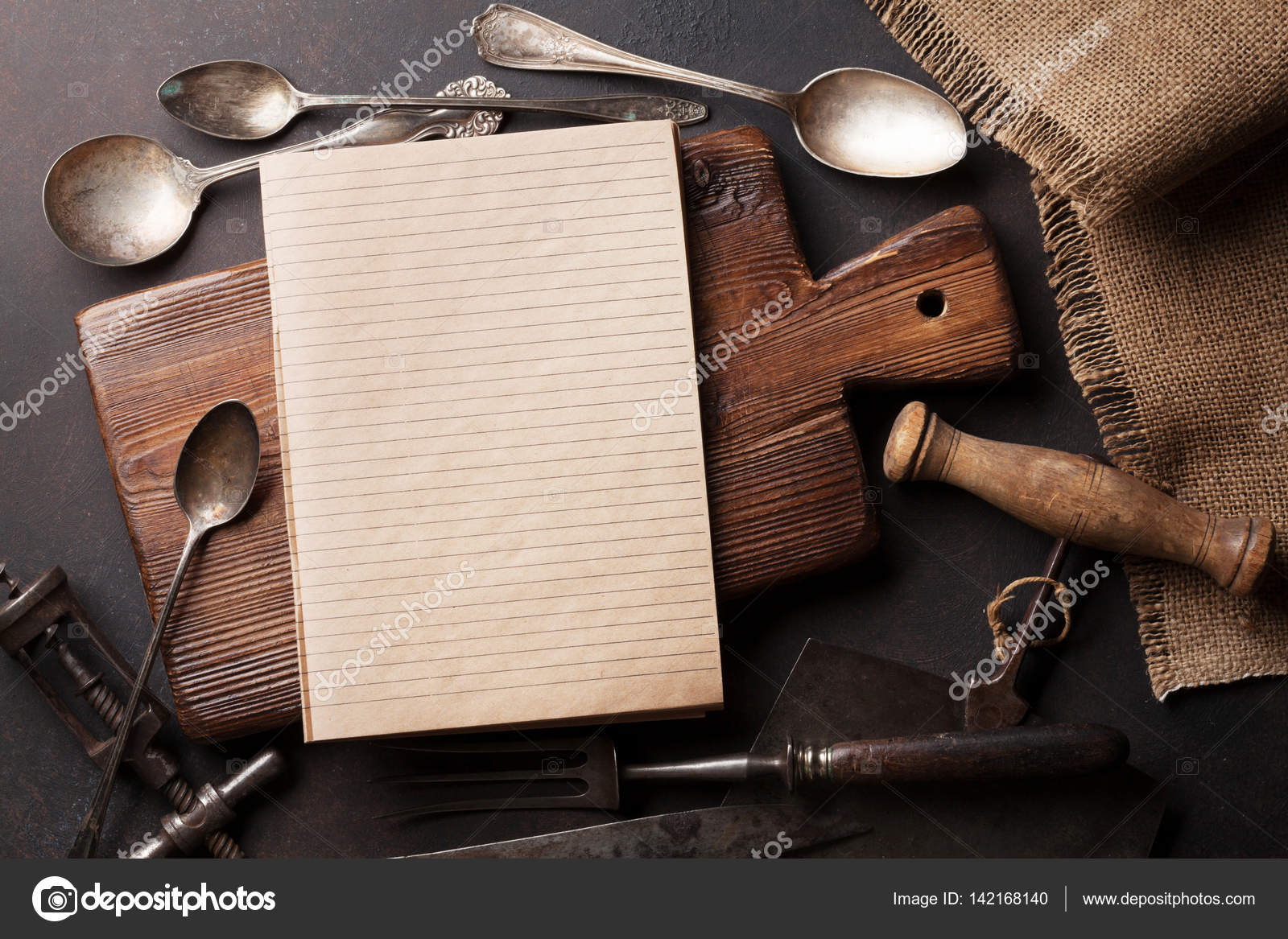 Vecchi utensili da cucina dell\'annata — Foto Stock © karandaev ... Vecchi utensili da cucina dell\'annata — Foto Stock © karandaev ...