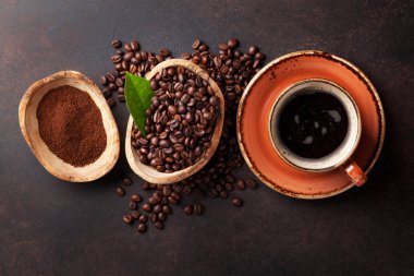 Kahve fincanı, fasulye ve zemin toz