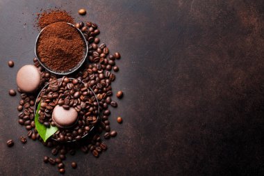 Kahve çekirdekleri ve toprak tozu