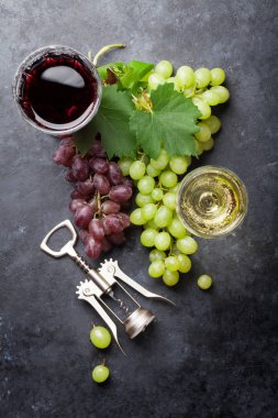 Kırmızı ve beyaz şarap ve üzüm