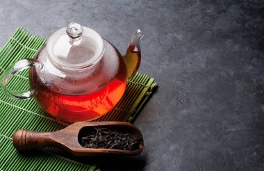 Çaydanlık ve kaşık kuru çay