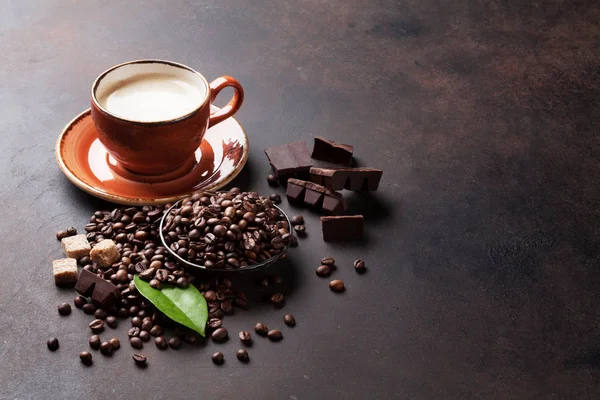 Xícara de café, feijão, chocolate — Fotografia de Stock