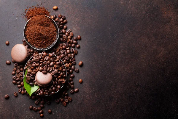 Kahve çekirdekleri ve toprak tozu