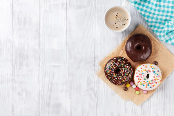 Donuts és a kávé-tábla — Stock Fotó