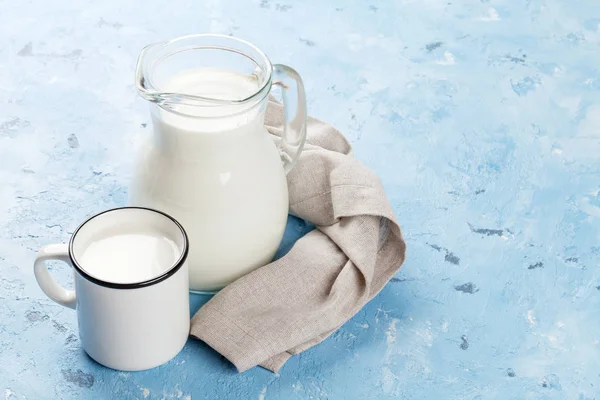 우유 주전자와 컵 — 스톡 사진