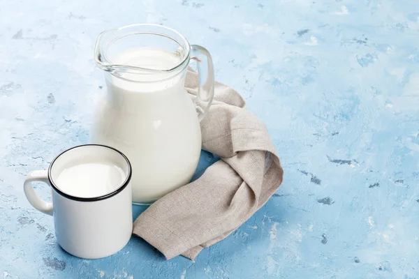 Caraffa e tazza di latte — Foto Stock