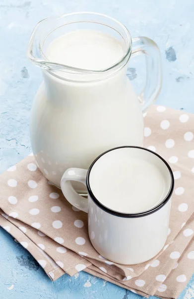 Молочний глечик і чашка — стокове фото