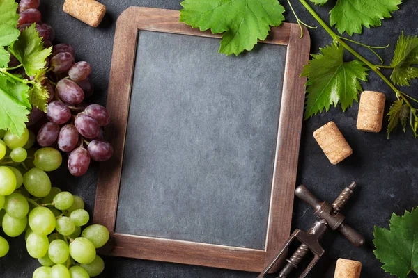 Kırmızı ve beyaz üzüm ve yazı tahtası