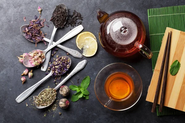 Teetasse, Teekanne und trockener Tee — Stockfoto