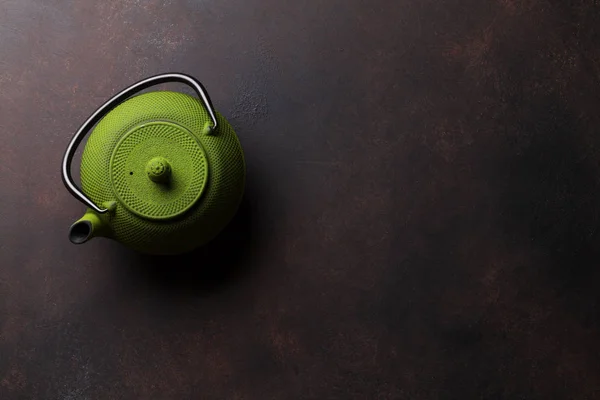 Green tea pot na stole — Zdjęcie stockowe