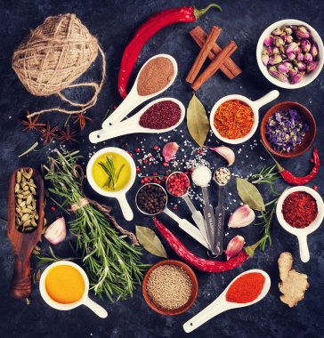 Farklı otlar ve baharatlar 