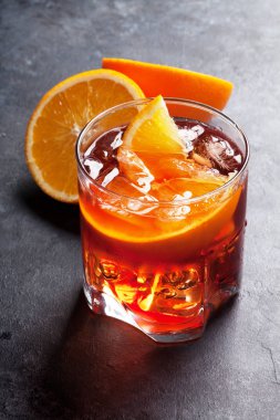 kokteyl bardağına Negroni