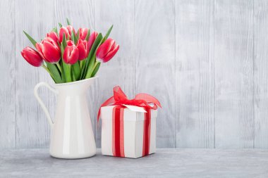Kırmızı lale buketi ve hediye kutusu