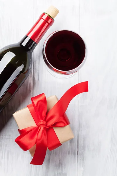 Rotwein und Geschenkbox — Stockfoto