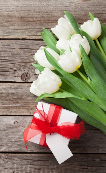 Tulpen Strauß und Geschenkbox — Stockfoto