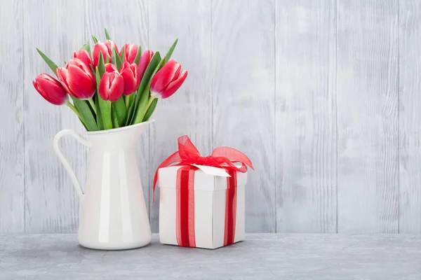 Rote Tulpen Strauß und Geschenkbox — Stockfoto