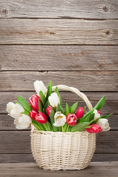 Cesta de buquê tulipas coloridas — Fotografia de Stock