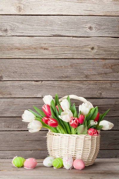 Ovos de Páscoa e buquê de tulipas — Fotografia de Stock
