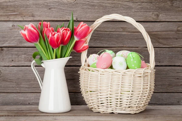 Ovos de Páscoa e tulipas — Fotografia de Stock