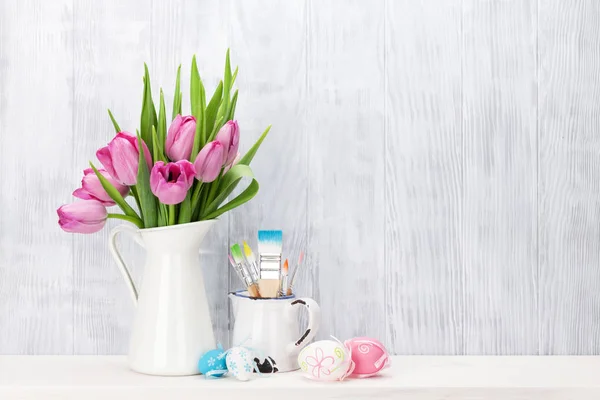 Påskägg och rosa tulpaner — Stockfoto