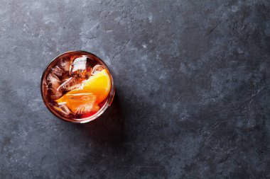 kokteyl bardağına Negroni