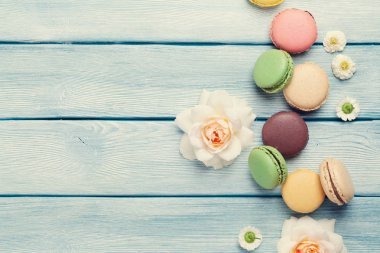 Renkli macarons ve çiçekler