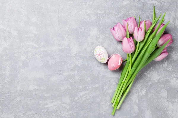 Fiori di tulipano e uova di Pasqua — Foto Stock