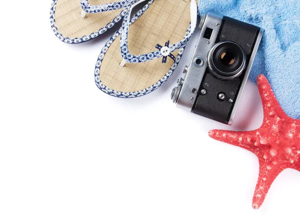 Flip flops, camera en handdoek — Stockfoto