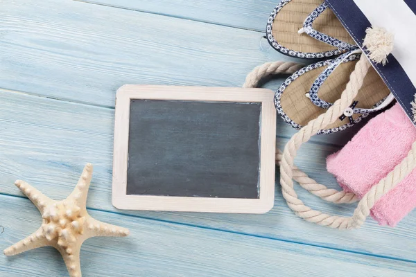 Bolsa con chanclas y toalla — Foto de Stock