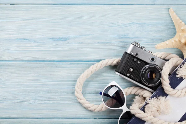 Bolsa con cámara y gafas de sol — Foto de Stock