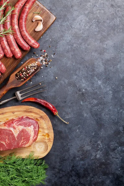 Salsicce, carne e ingredienti — Foto Stock